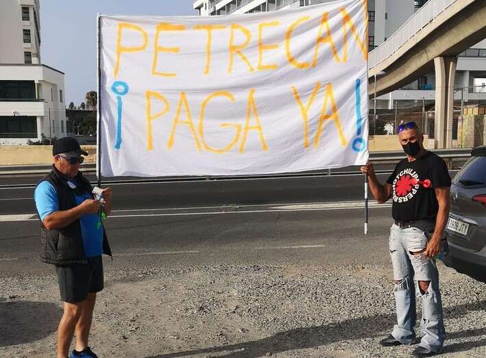 Los trabajadores de Petrecan, este lunes frente a la sede de la empresa en Maspalomas / TA